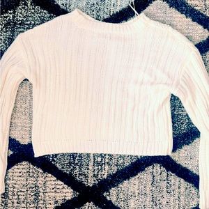 I’m selling white (crop top) sweater! 🤍🤍